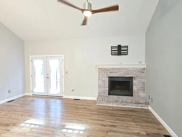 106 Hillsdale Dr — Photo 4