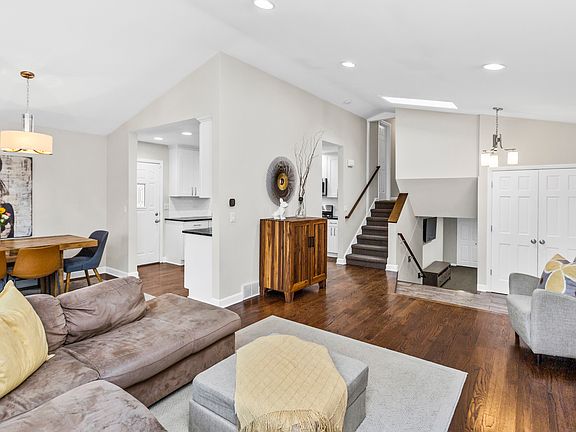 3rd image of 1050 Devonshire Ct