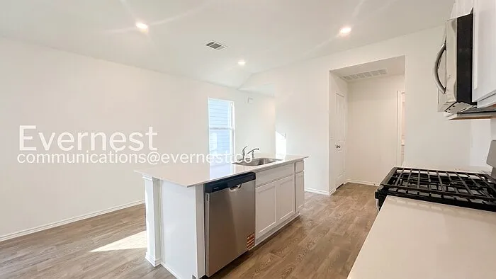 3 bed, 2.0 bath, 1470 sqft, $1,695 — Photo 3