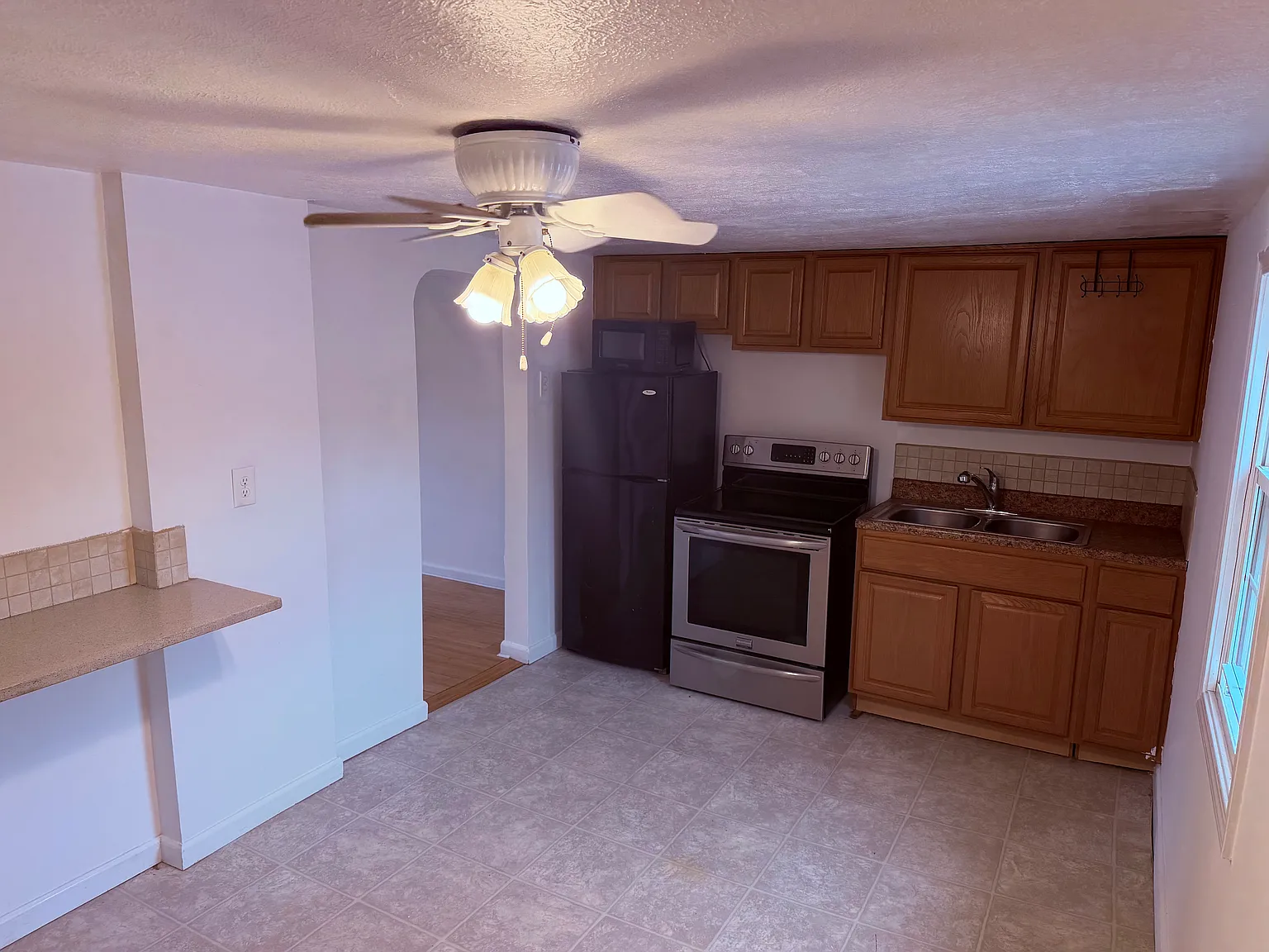 1 bed, 1050 sqft, $1,200 — Photo 2