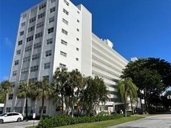 2555 NE 11th St APT 204