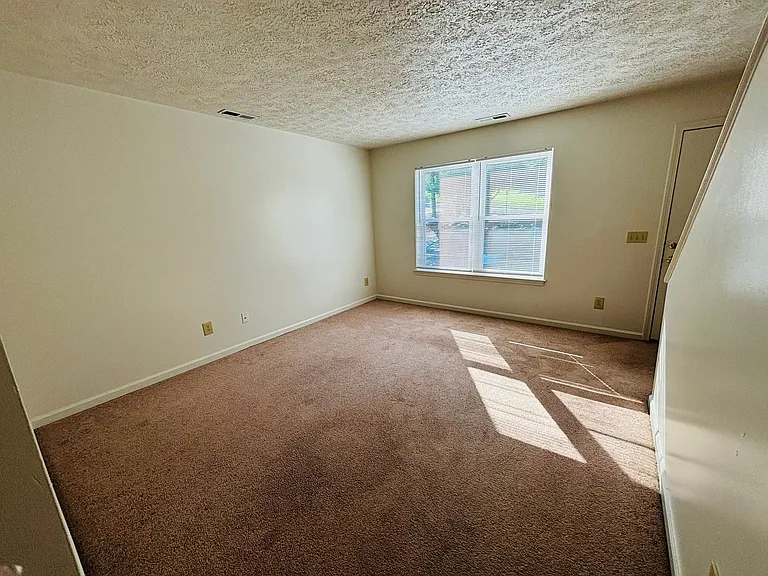 2 Bedroom, 1 Bath Apartment — Photo 15