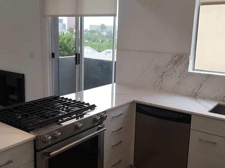 8600 Burton — Photo 31
