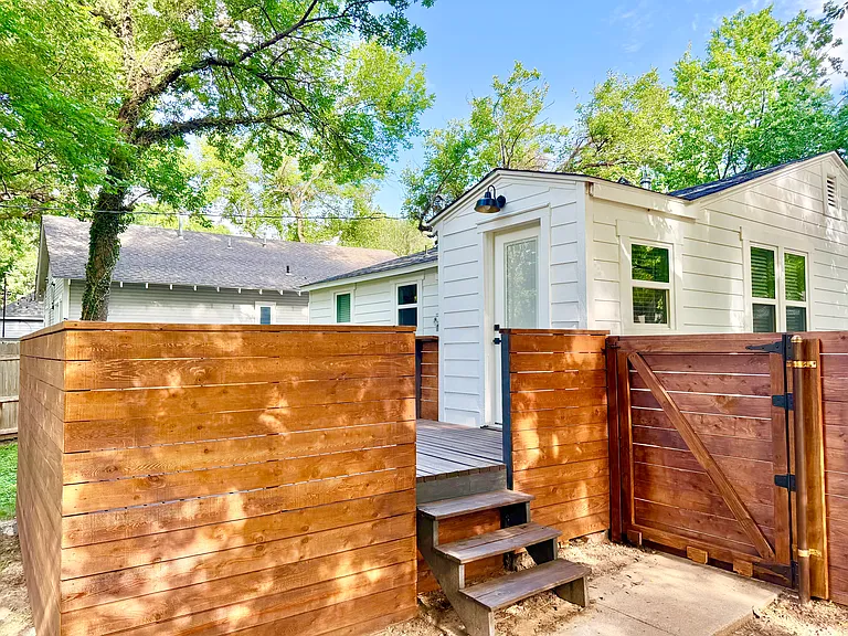 721 E Brooks St — Photo 30