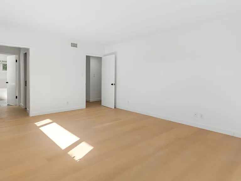 1836 N Doheny Dr — Photo 30