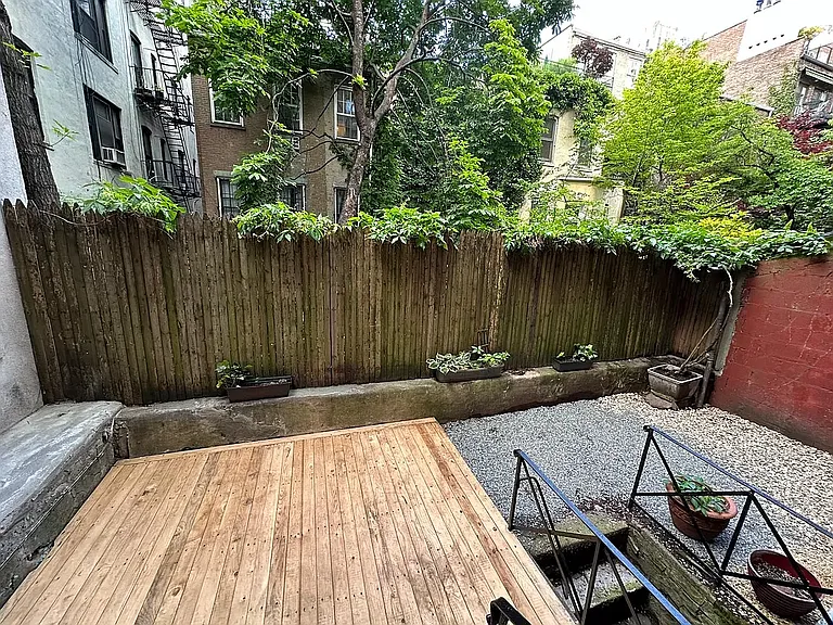 327 W 21st St #1R — Photo 3
