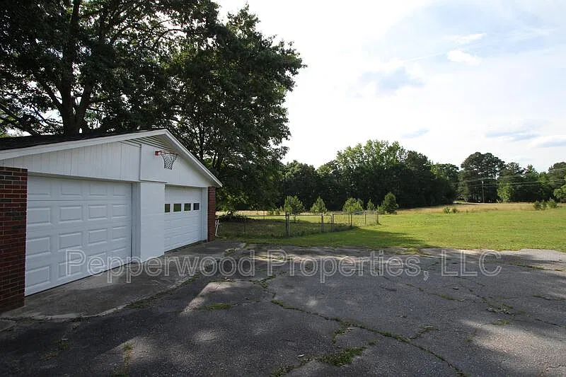 3 bed, 2.0 bath, 1300 sqft, $1,595 — Photo 3
