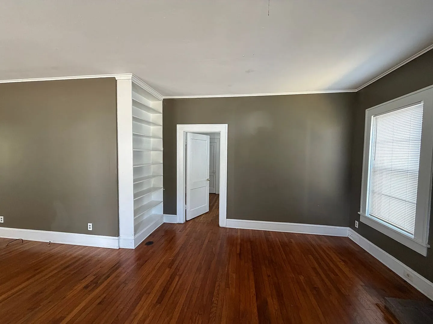 Beautiful 3 Bedroom Home in Broadmoor — Photo 4