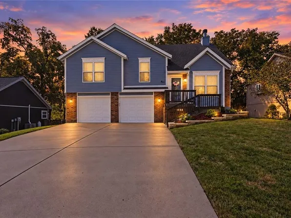 207 Lakeview Dr, Smithville, MO 64089
