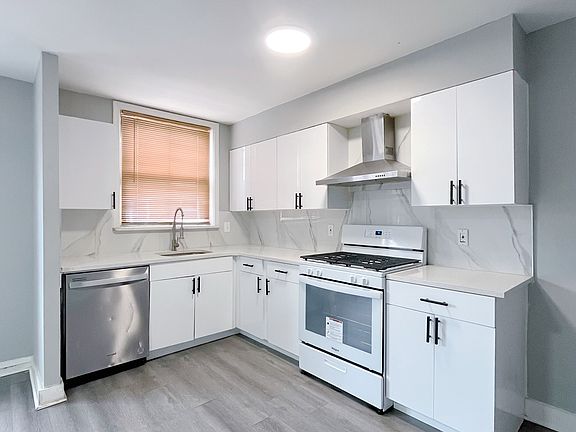3rd image of 1522 Devereaux Ave