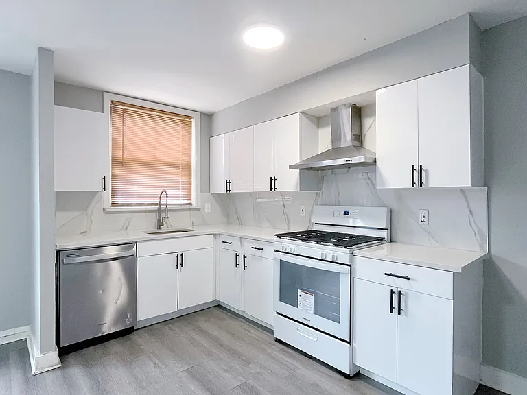 1522 Devereaux Ave — Photo 3