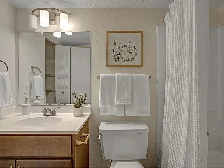 Lacota Apartments — Photo 42
