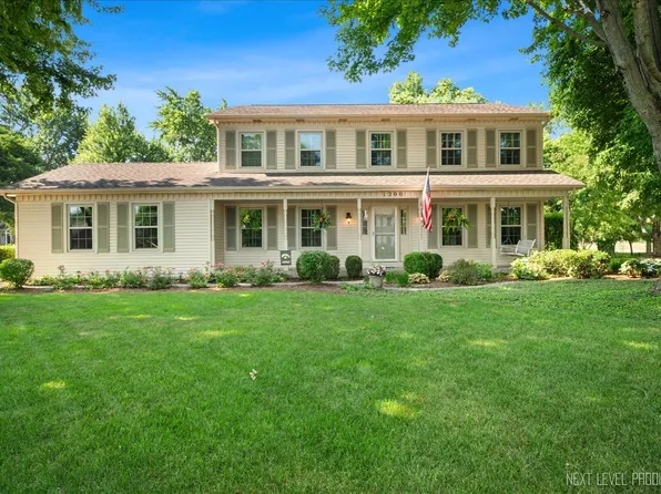 1200 Crestview Dr, Batavia, IL 60510