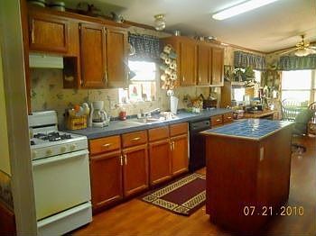 Kitchen & Breakfast Area