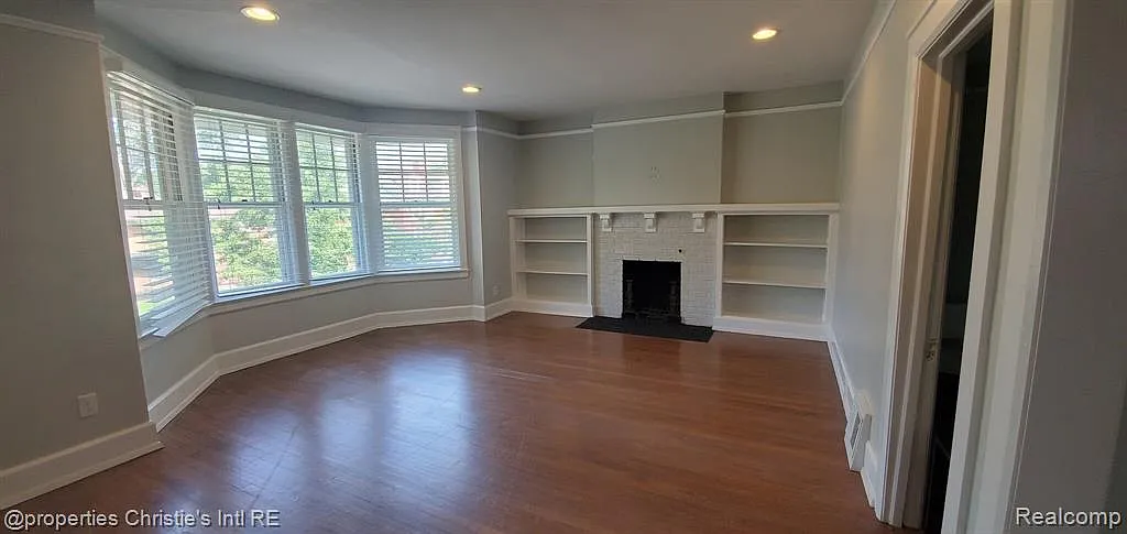 3 bed, 1.0 bath, 1500 sqft, $2,200 — Photo 2