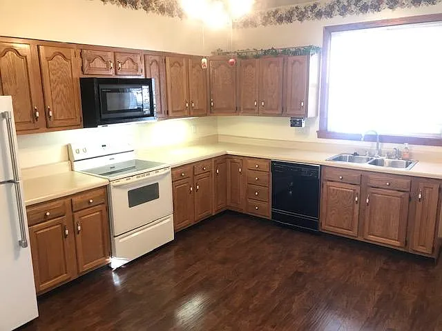 1211 Ridge Ave — Photo 3