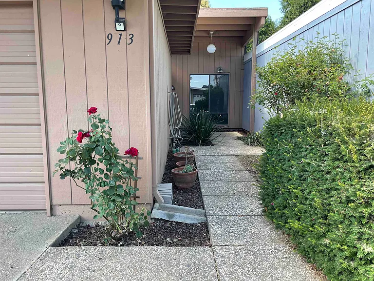 913 Del Oro Pl — Photo 1