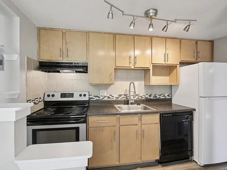 410 Delaware St — Photo 17