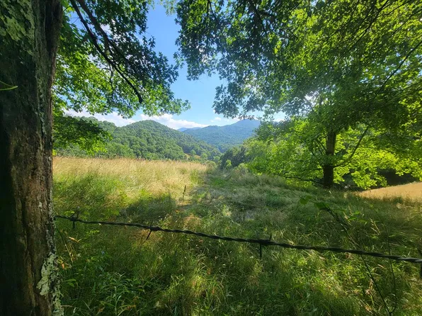 250 Lumberton Rdg, Waynesville, NC 28785