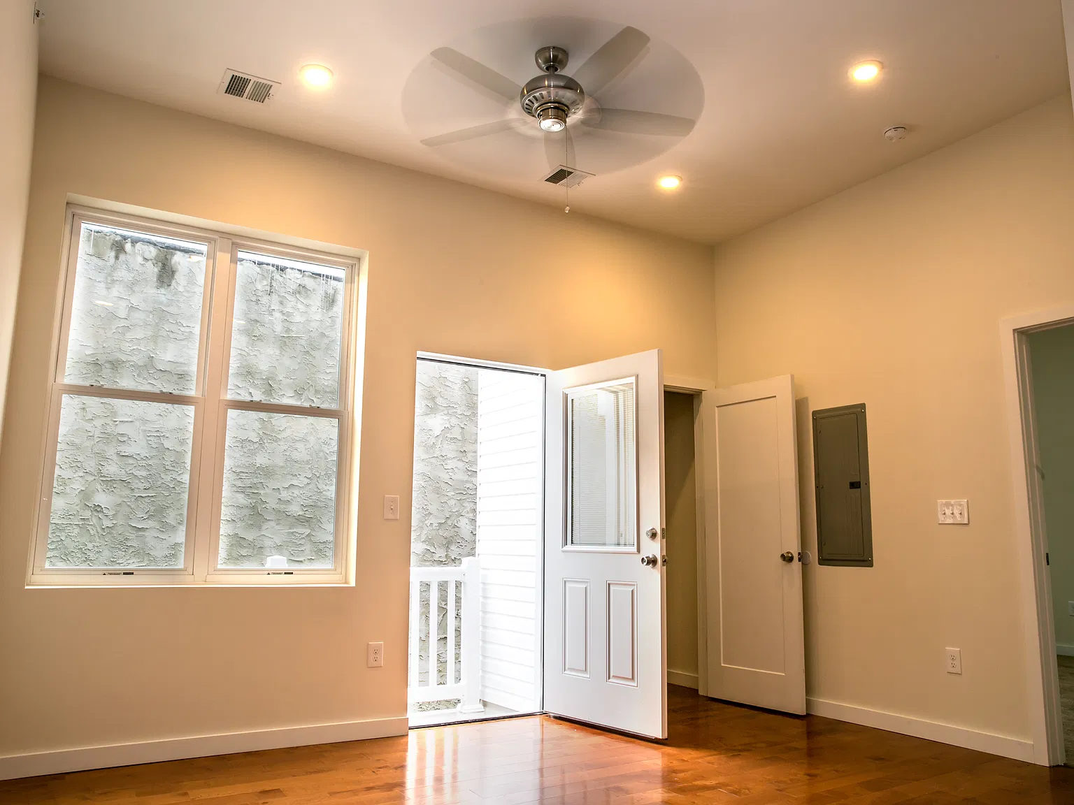 2 bed, 900 sqft, $1,550 — Photo 2