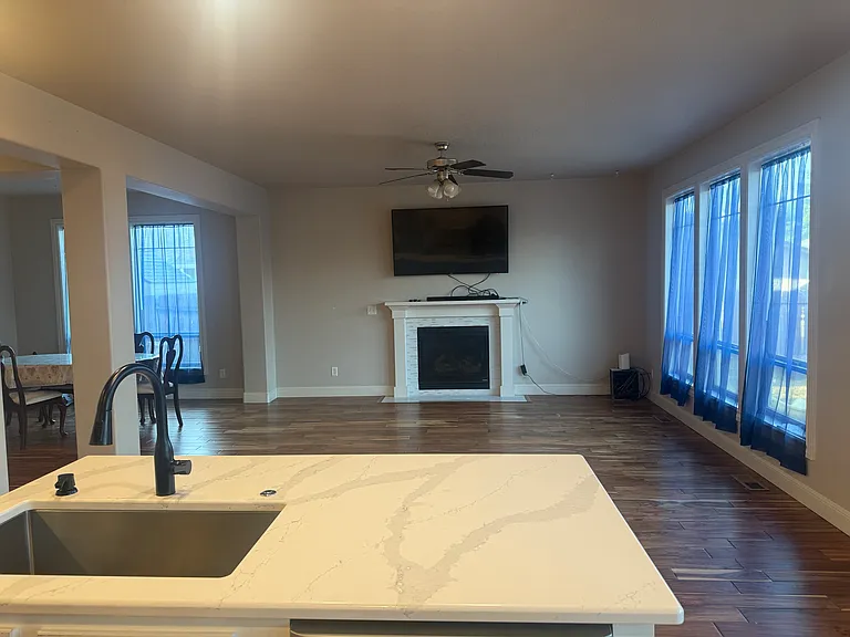 2288 Hollywood Dr NE — Photo 8