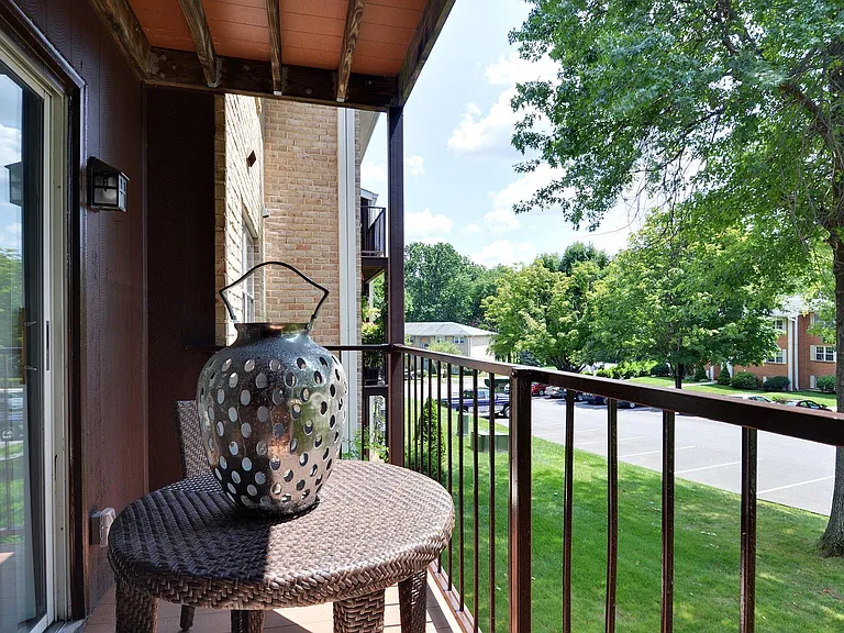 Hickory Hills Condominiums — Photo 12