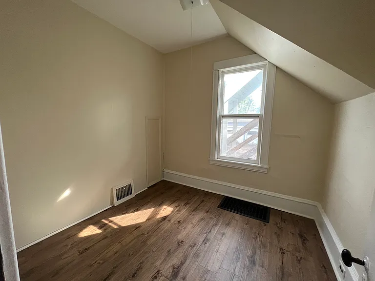 1221 Summit St — Photo 32