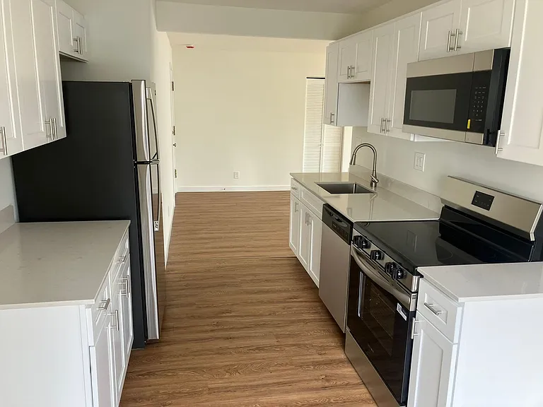 Lake Court Apartments — Photo 4