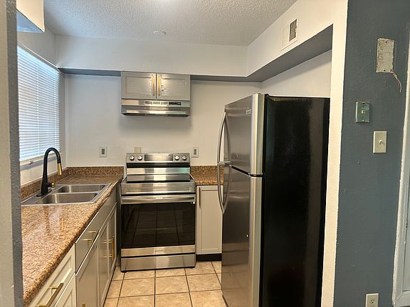 Kitchen
Stainless steel appliances