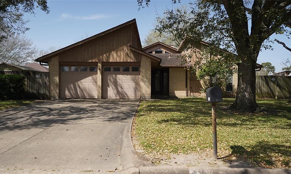 1st image of 216 E Castle Harbour Drive