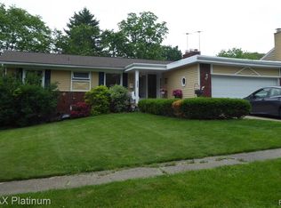 32200 Valley View Cir, Farmington, MI 48336