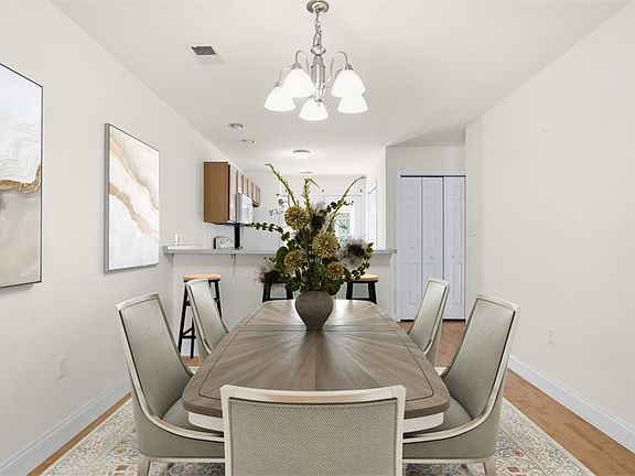 3rd image of 607 Locust St