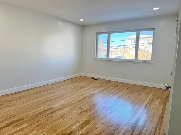 119 Bergen St, Harrison, NJ 07029