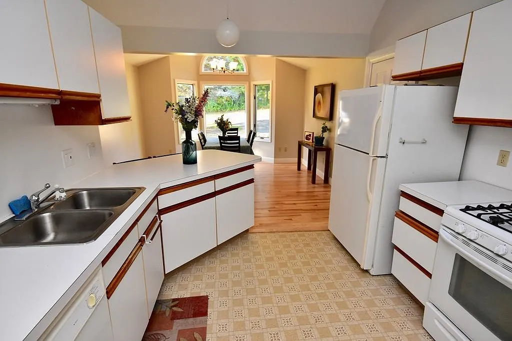 4 bed, 3.5 bath, 2250 sqft, $3,500 — Photo 2