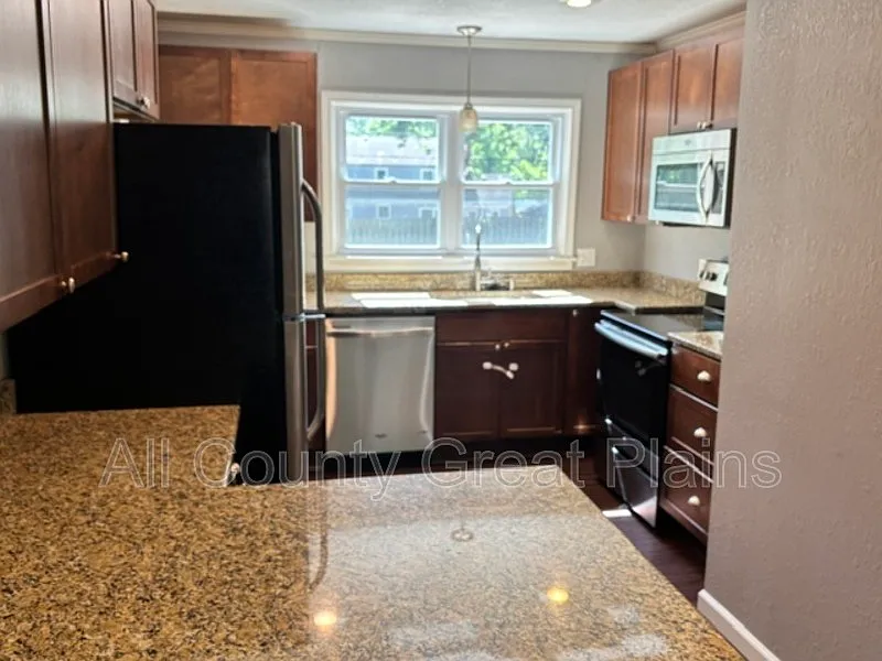 3 bed, 1.0 bath, $2,295 — Photo 3
