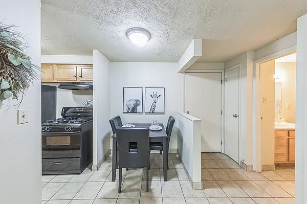 Chamberlain I & II Apartments — Photo 36