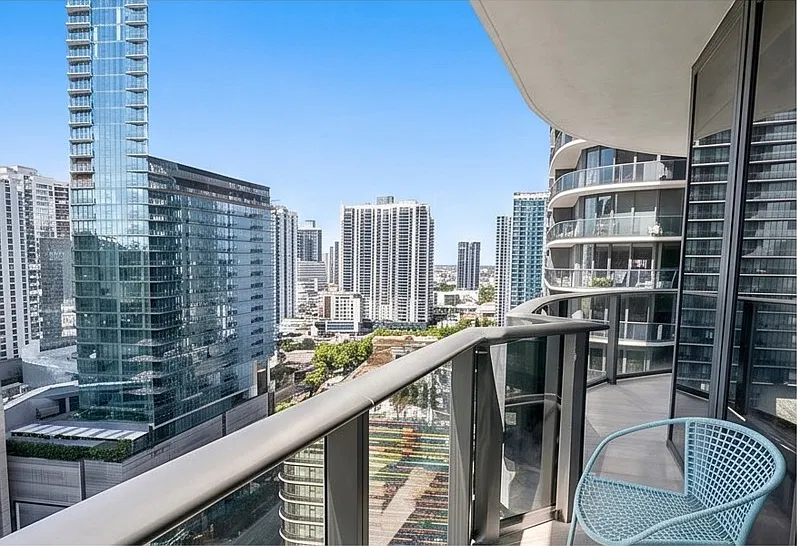 2 bed, 926 sqft, $5,100 — Photo 2