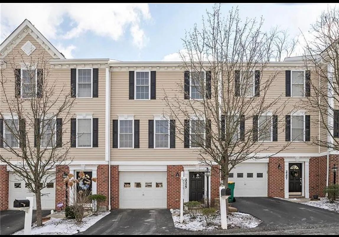 3 bed, 2.5 bath, 1240 sqft, $2,200 — Photo 1