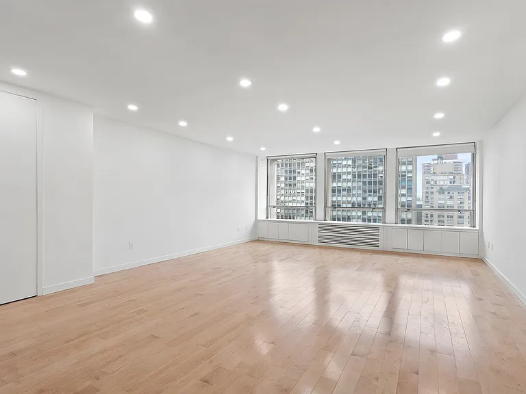 300 E 33rd St #15C — Photo 3