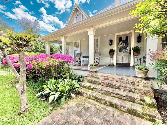 3rd image of 205 W Georgetown St