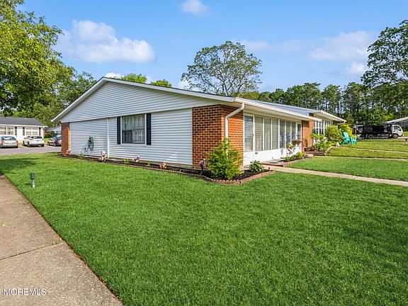 2nd image of 873A Balmoral Ct