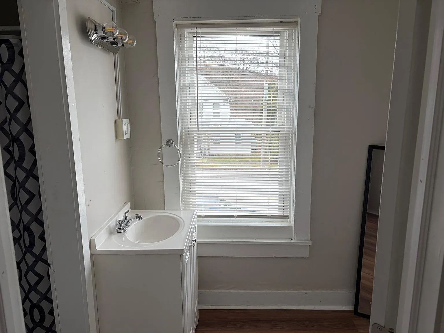 1 bed, 720 sqft, $1,100 — Photo 3
