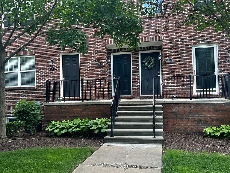 43117 Burlington Dr — Photo 2