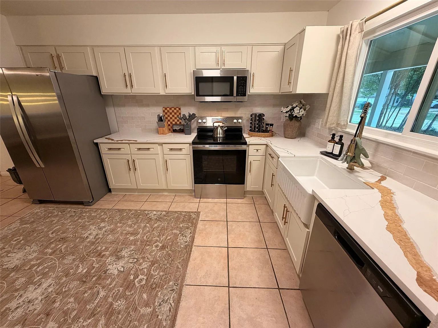 3 bed, 1213 sqft, $2,700 — Photo 2