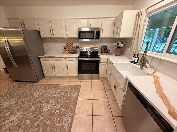2nd image of 1 Laurel Oak Pl