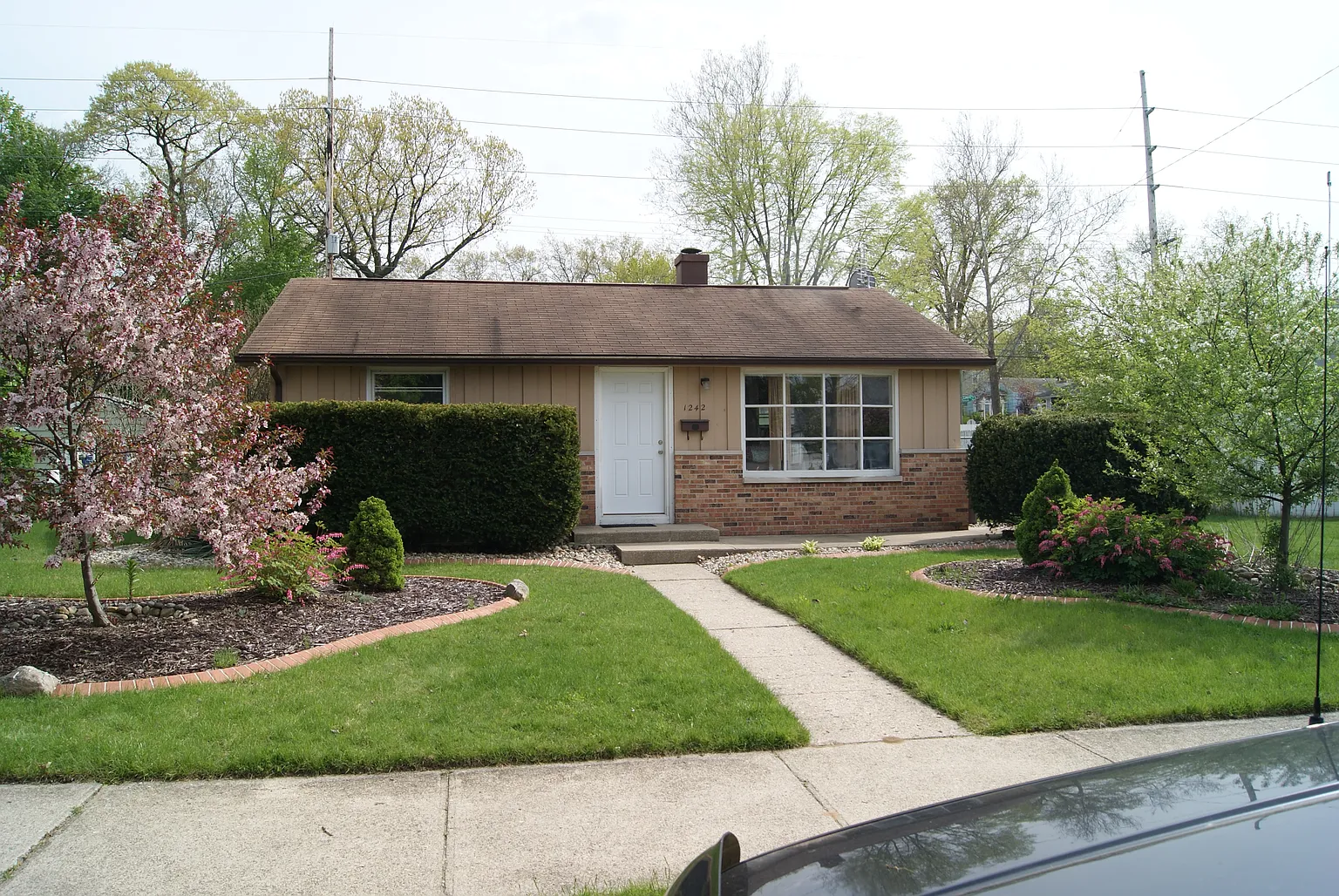 1242 Edgewood Dr photo 1