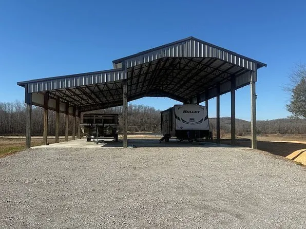1262 S River Front Dr, Clifton, TN 38425