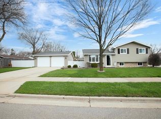 1021 Apple Blossom Dr, Neenah, WI 54956
