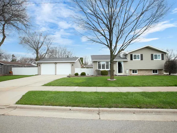 1021 Apple Blossom Dr, Neenah, WI 54956