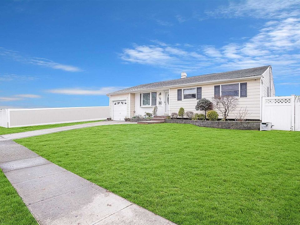 1st image of 98 Ronkonkoma Blvd